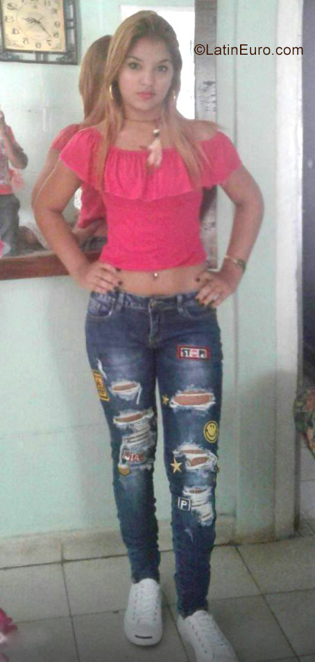 Date this stunning Cuba girl Elianyis from Havana CU118