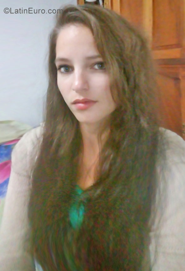 Date this fun Cuba girl Yai from Havana CU128