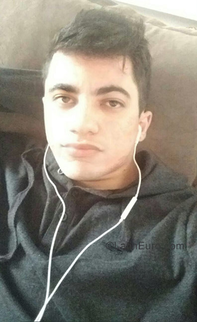 Date this young Brazil man Edgar from Curitiba BR10327