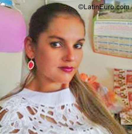 Date this good-looking Honduras girl Kenia from Tegucigalpa HN2377