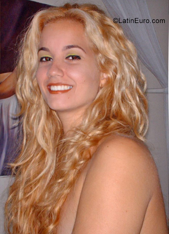 Date this gorgeous Cuba girl Yahi from Havana CU144