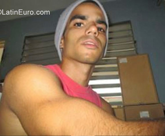 Date this happy Cuba man Alexander from Cuba CU155