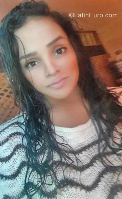 Date this stunning Venezuela girl Embeth from Ciudad Ojeda VE1074