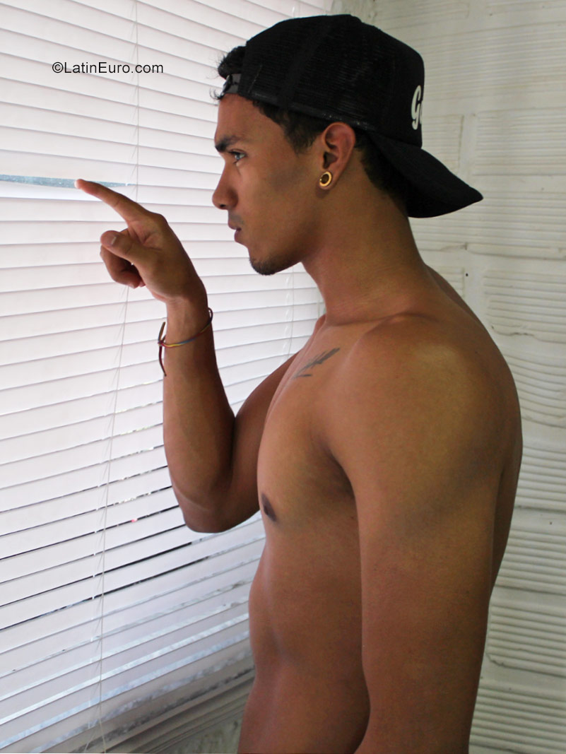 Date this happy Colombia man Gabriel from medellin CO22862