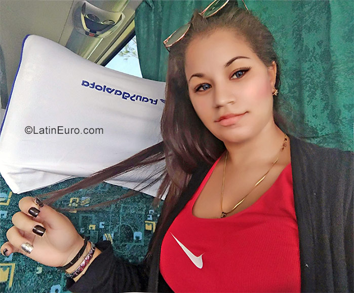 Date this fun Cuba girl Alamey from Havana CU182