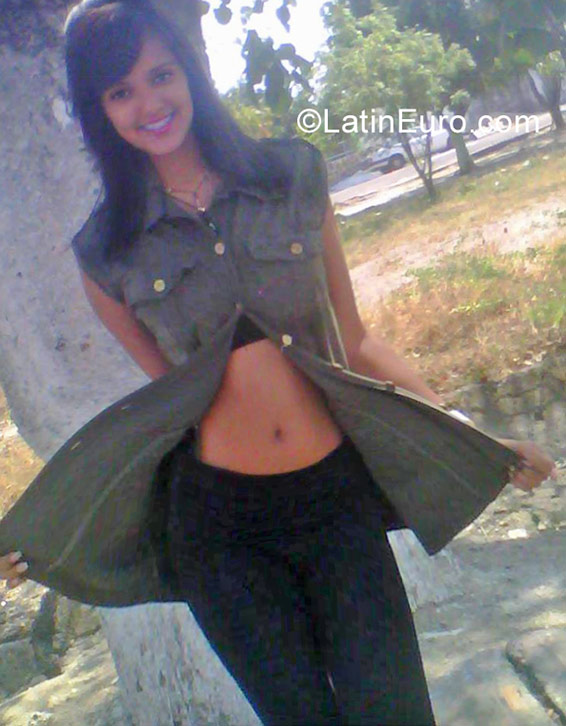 Date this funny Venezuela girl Vanessa from Valencia VE1199