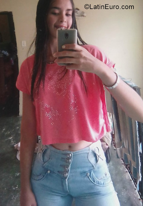 Date this gorgeous Venezuela girl Andrea Sthefani from Valera VE1212