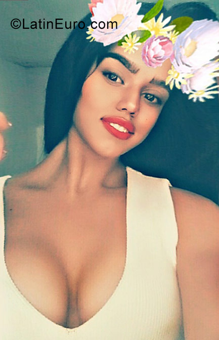 Date this young Cuba girl Legnia from Havana CU195