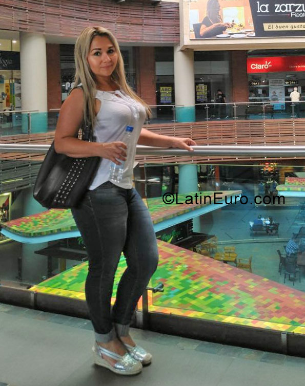 Date this nice looking Italy girl Ana Milena from Busnago IT300