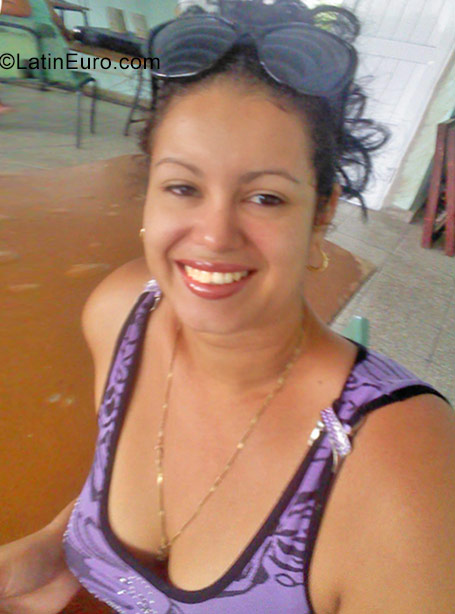 Date this nice looking Cuba girl Siria from Guantanamo CU212