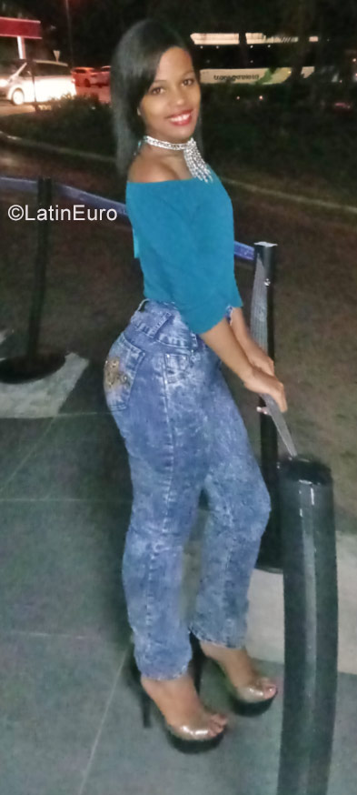 Date this tall Cuba girl Lindsey from Havana CU247