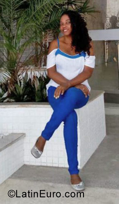 Date this happy United States girl Iara from Philadelphia US19097