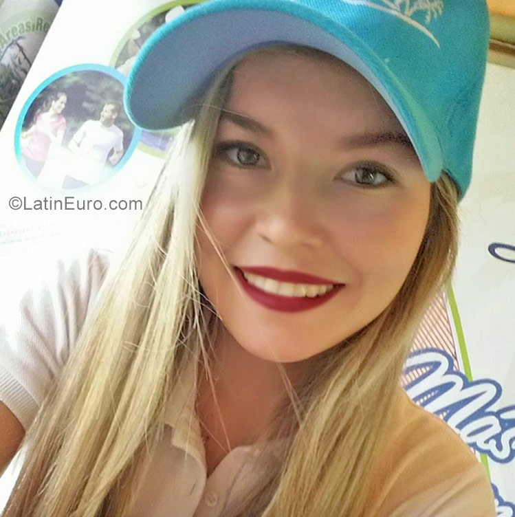 Date this attractive Bolivia girl Dorinkia from Santa Cruz BO38