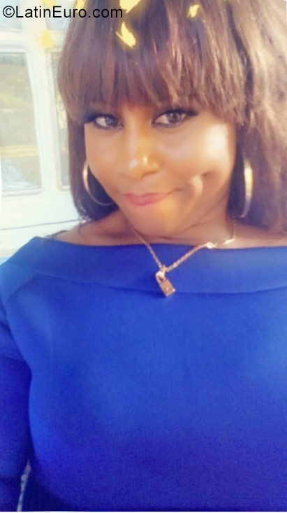 Date this pretty Jamaica girl Hot sauce from Kingston JM2571