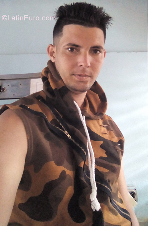 Date this young Cuba man Cmolivera from Holguin CU273