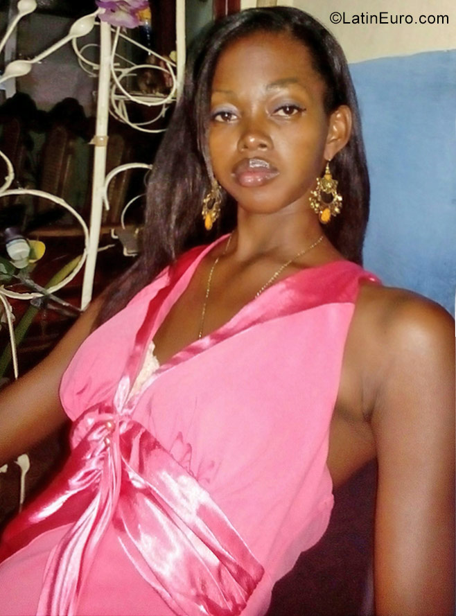 Date this voluptuous Cuba girl Yuleisi from Guantanamo CU277