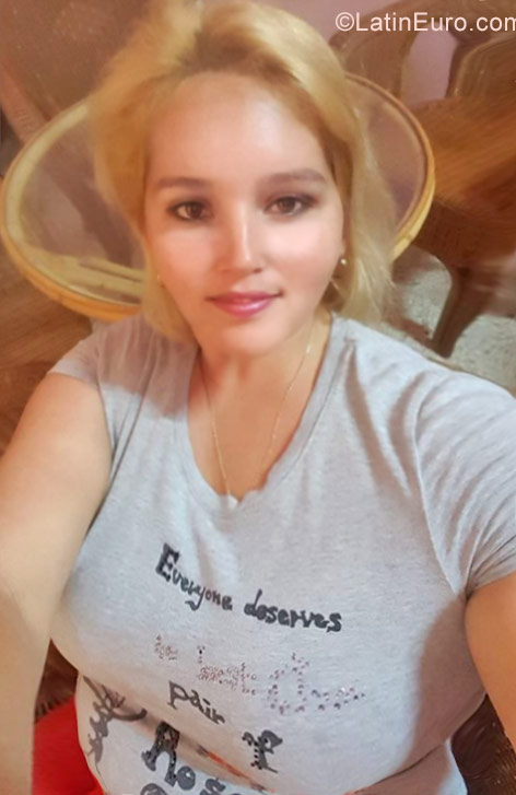 Date this attractive Cuba girl Leidyse from Havana CU286