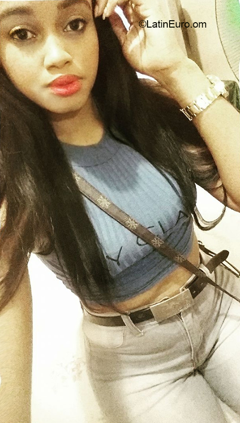 Date this hot Dominican Republic girl Nalle from Santo Domingo DO37942