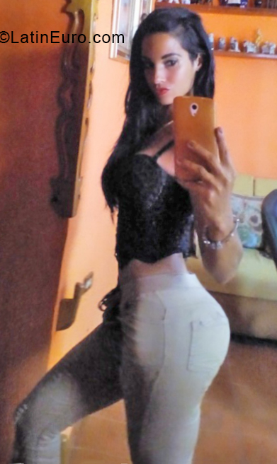 Date this delightful Cuba girl Adianne from Havana CU434
