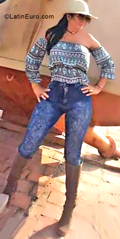 Date this hard body Venezuela girl ADEMELIS from Caracas VE2044