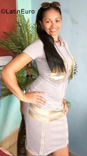 Date this voluptuous Cuba girl Doris from Havana CU467