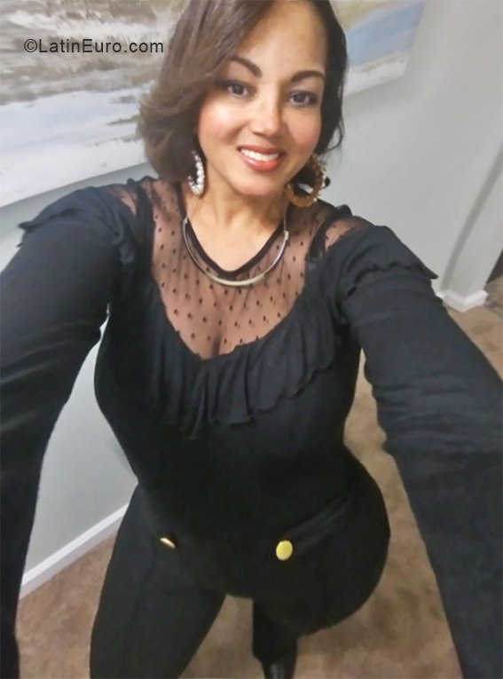 Date this tall United States girl Mercy from Dorchester US19752