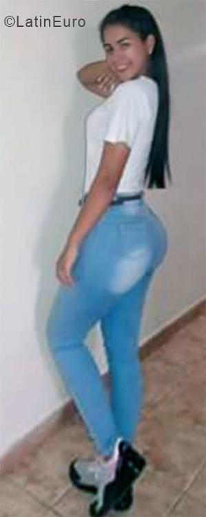 Date this foxy Venezuela girl Melanni Gil from Caracas VE2143