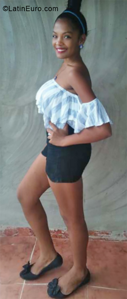 Date this foxy Dominican Republic girl Rosa from Hato Mayor Del Rey DO34092