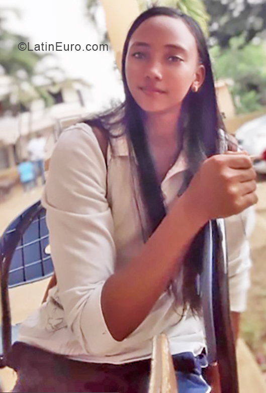 Date this gorgeous Dominican Republic girl Joadis from Santo Domingo DO34134