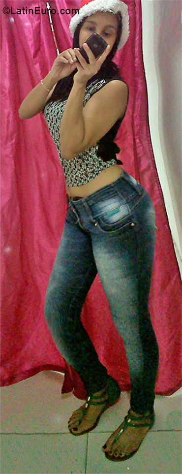 Date this pretty Venezuela girl Roselin from Valencia VE2215