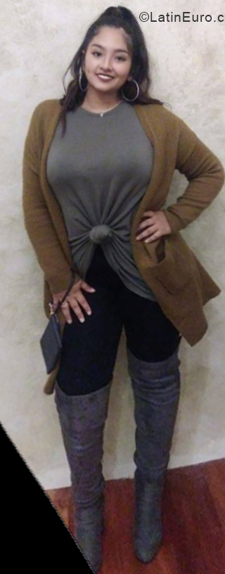 Date this nice looking Venezuela girl Daniela from Los Teques VE2217