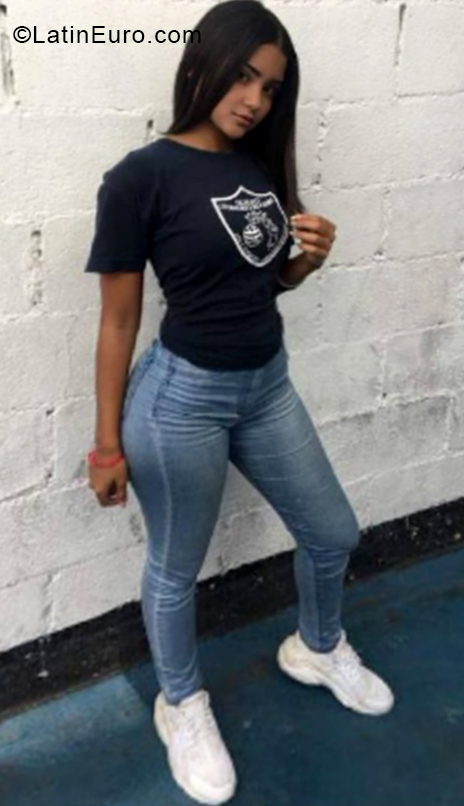 Date this good-looking Venezuela girl Lucia from Miranda VE2228