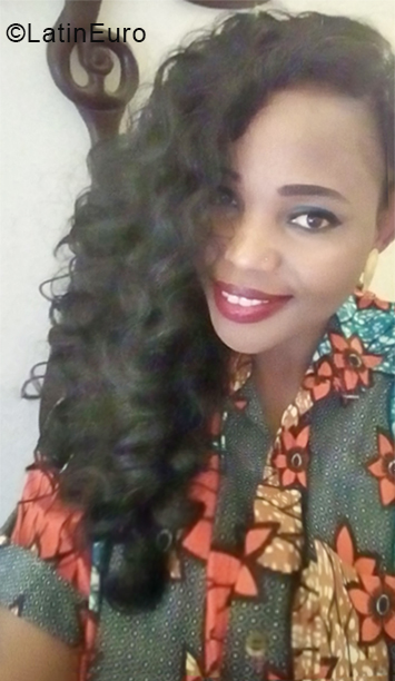 Date this foxy France girl Zayana from Vous pouvez continuer sans région FR300