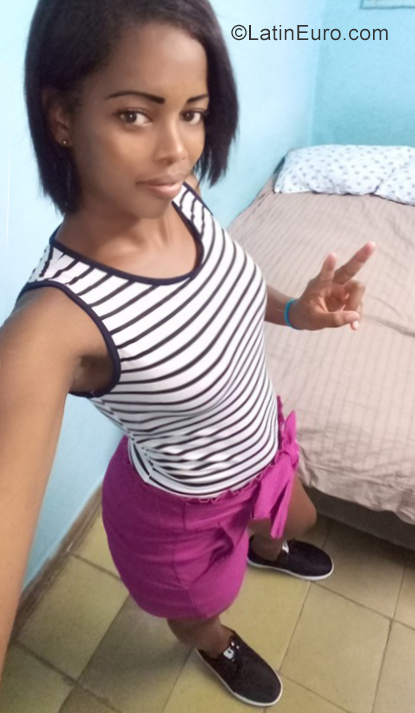 Date this lovely Cuba girl Leyanis from Havana CU536