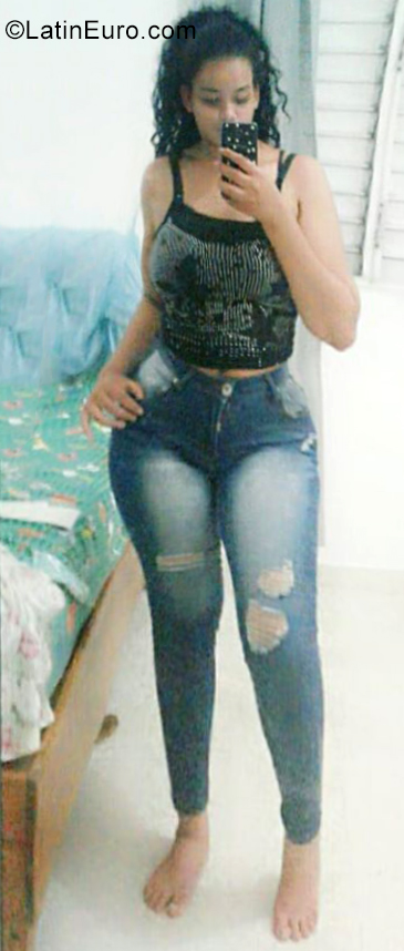Date this nice looking Dominican Republic girl Yissell from Bonao DO35287