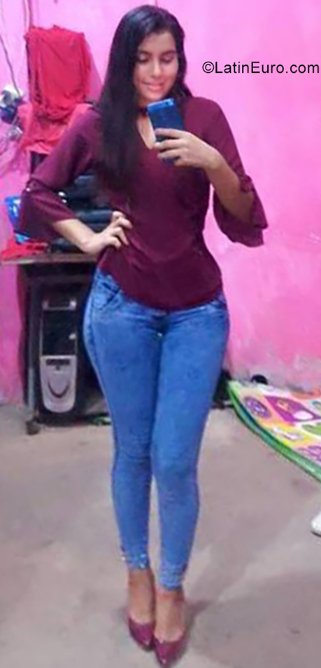 Date this voluptuous Ecuador girl Genesis from Playas EC343