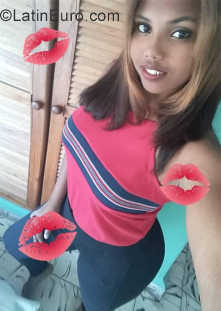 Date this beautiful Cuba girl Daniela from Havana CU552