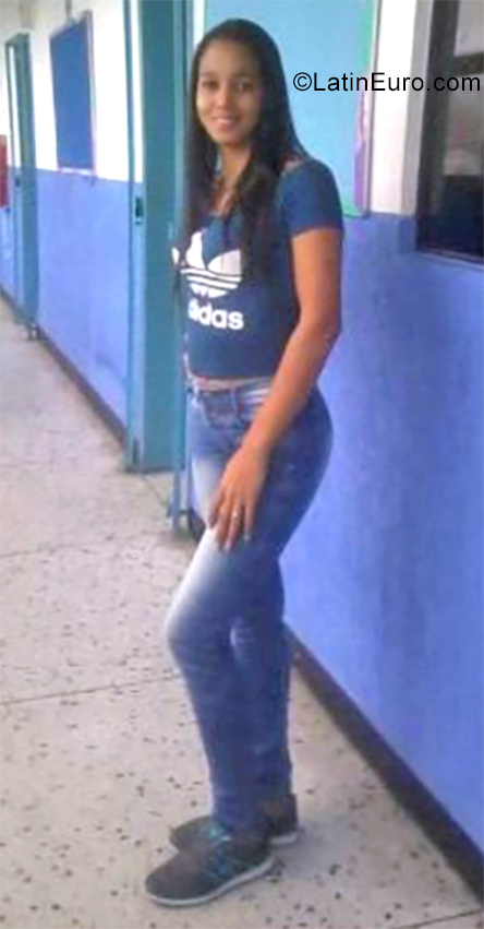 Date this pretty Venezuela girl Franyolith from Barquisimeto VE2594