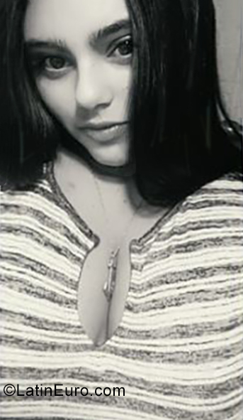 Date this nice looking Peru girl Valeria from Lima PE1424