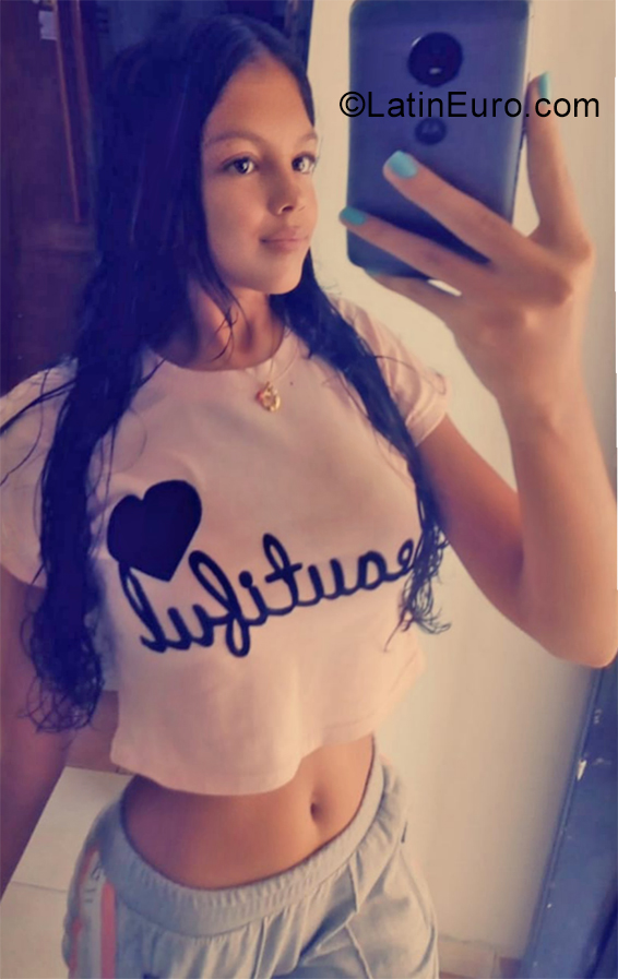 Date this georgeous Venezuela girl Daniela from Maracaibo VE2600