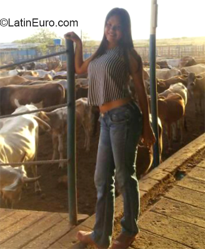 Date this nice looking Venezuela girl Gray from El Tigre VE2618
