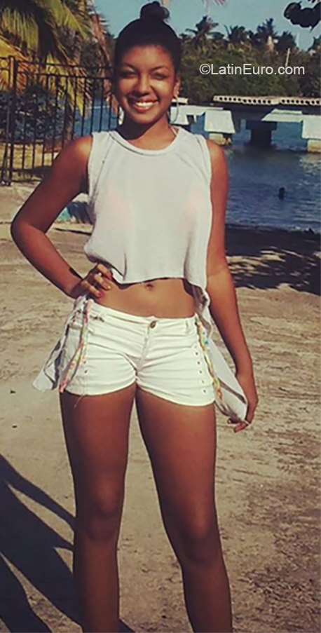 Date this sensual Cuba girl Kitty from Havana CU572