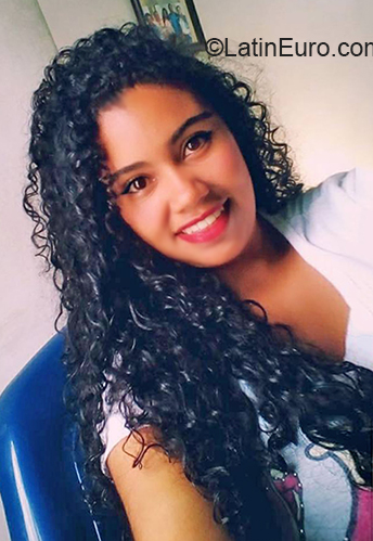 Date this charming Colombia girl Daniela from Armenia CO26130