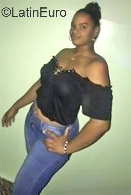 Date this hard body Dominican Republic girl Arleny from La Vega DO36451