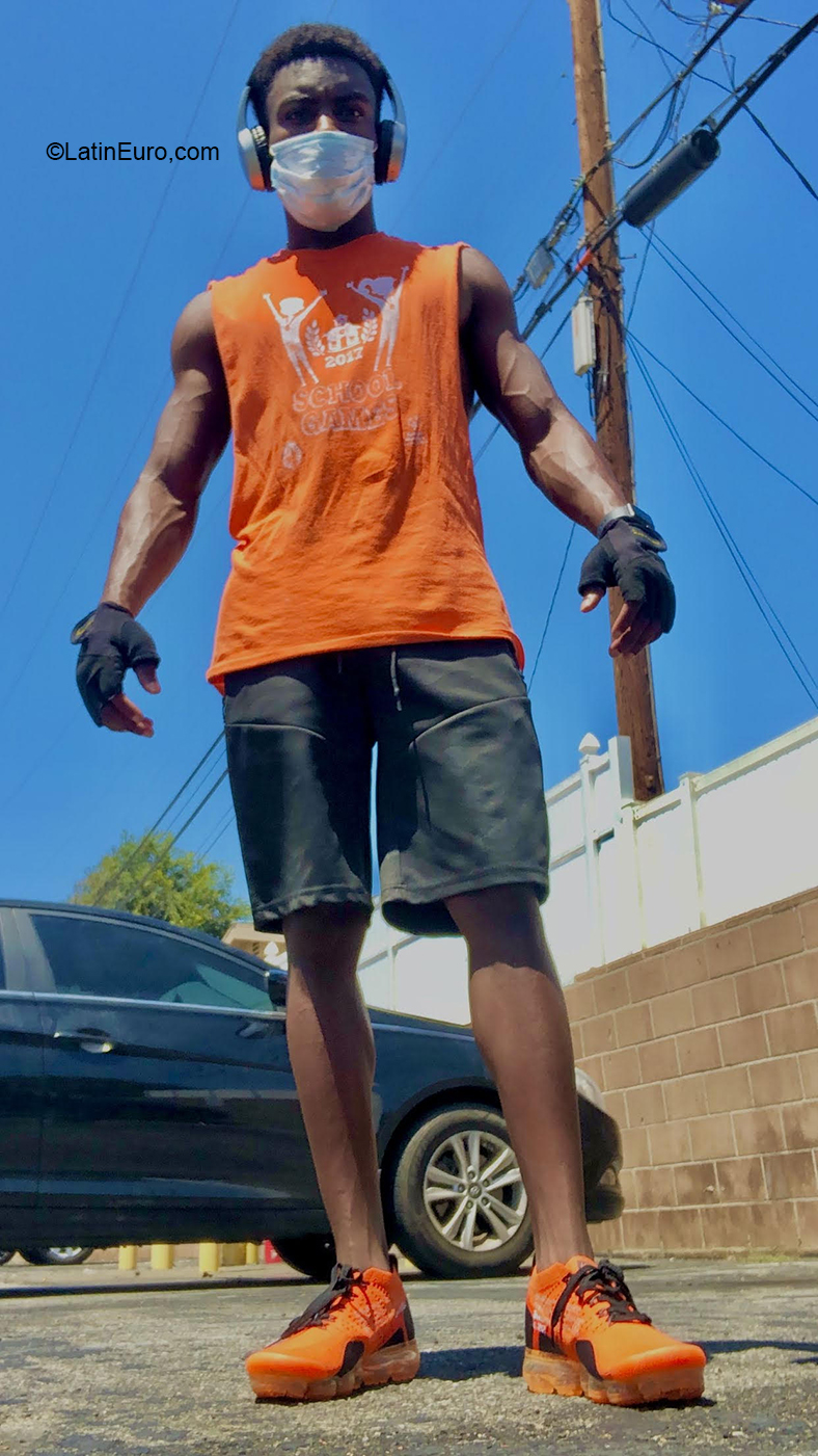 Date this young United States man Curtis from Los Angeles US20511