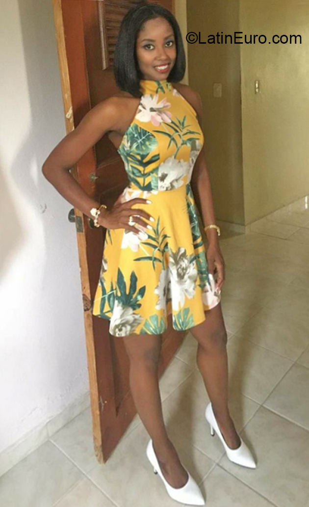 Date this charming Dominican Republic girl Sherlyn from Santo Domingo DO36904