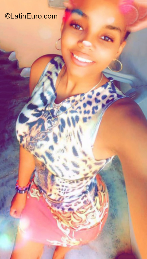 Date this nice looking Dominican Republic girl Yedrynathali from Santo Domingo DO37043