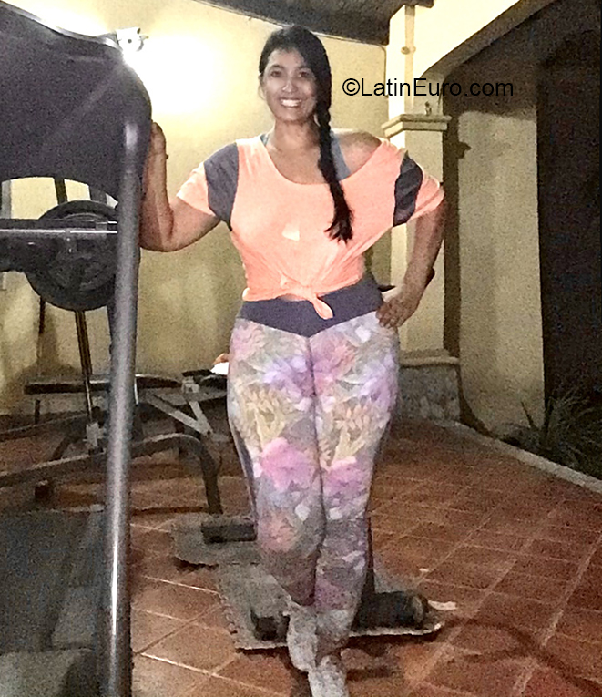 Date this attractive Honduras girl Daysi from San Pedro Sula HN2749