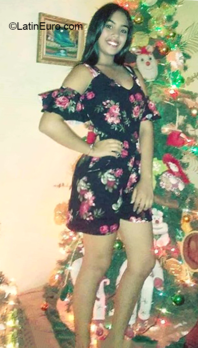 Date this foxy Venezuela girl Laura from Caracas VE2973