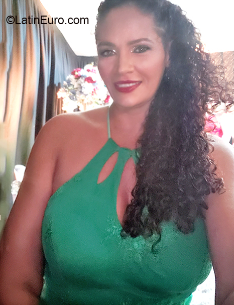 Date this athletic Brazil girl Edi from Palmas BR11042